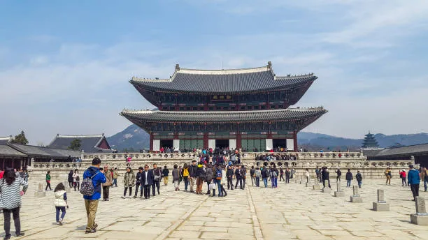 In march 2015, tourists were visiting in Seoul the Gyeongbokgung Palace and Jogyesa temple